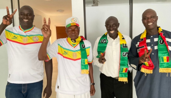 Sénégal-Equateur : Le président Abdoulaye Wade en mode 12e Gaïndé, derrière les "Lions"