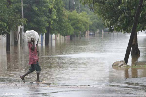 Vidéo: Hivernage 2014 : Dakar connait ses premières fortes pluies et bonjours les dégâts
