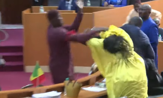 Cher(e)s Parlementaires: l'Assemblée Nationale est le lieu de l’expression de la démocratie, elle ne saurait être transformée en ring de boxe (Par Banda Diop) Cher(e)s Parlementaires: l'Assemblée Nationale est le lieu de l’expression de la démocratie, elle ne saurait être transformée en ring de boxe (Par Banda Diop)