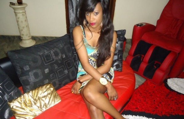 Voici la belle femme du chanteur Salam Diallo chez elle, dans son salon !