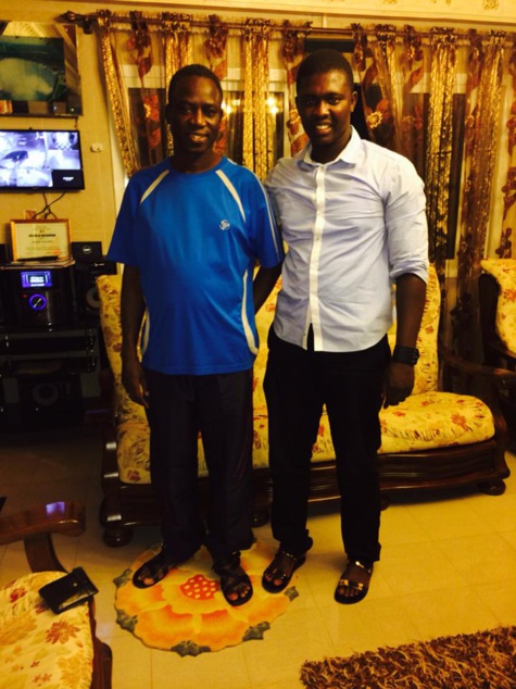 Le promoteur de lutte Prince Cissokho pose avec Thione Seck