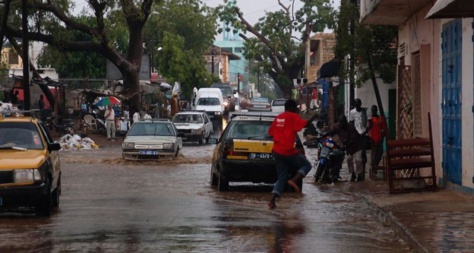 La pluie fait des dégâts à Thiès: Talla Sylla met les pieds dans l'eau