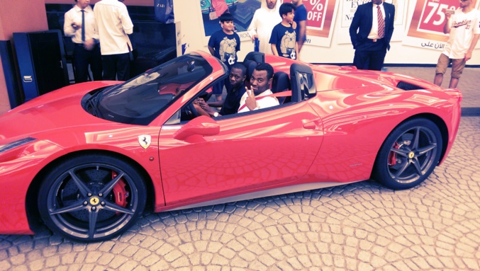 Le fils de Ahmed Khalifa Niasse et le styliste Bathie Dioum roulent en Ferrari à Dubaï 