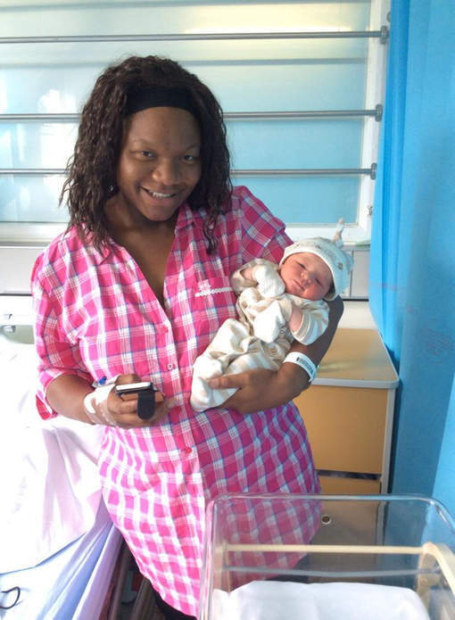 Une maman noire donne naissance à un bébé blanc