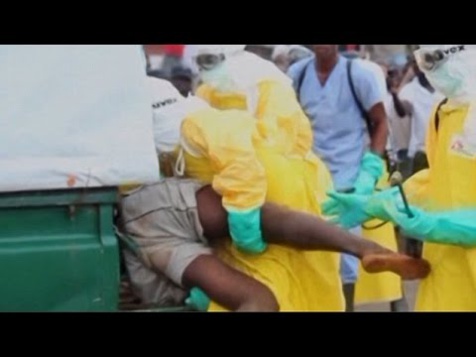 Choquant : Un malade d’Ebola jeté violemment à bord d’un camion pour avoir essayé de s’échapper (Vidéo)