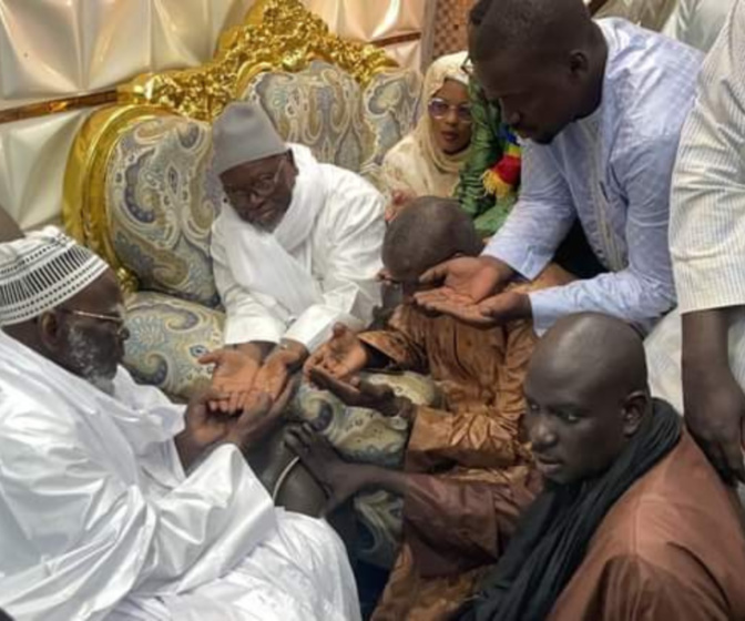 Touba : Le collectif ‘’Jamm a Gen 3ème mandat' reçu par le Khalife général des mourides Touba : Le collectif ‘’Jamm a Gen 3ème mandat' reçu par le Khalife général des mourides