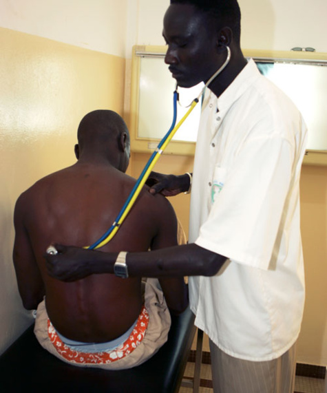 Plus de douze millions de personnes ont les yeux rivés sur Fann : les résultats d’autres tests sur l’étudiant porteur d’Ebola attendus