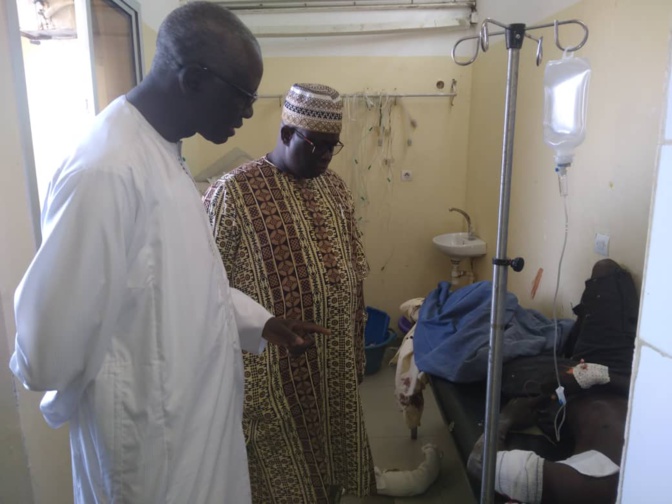 Saint-Louis : Dr Mame Diop maire de Richard-Toll au chevet des accidentés du stade municipal. Saint-Louis : Dr Mame Diop maire de Richard-Toll au chevet des accidentés du stade municipal.