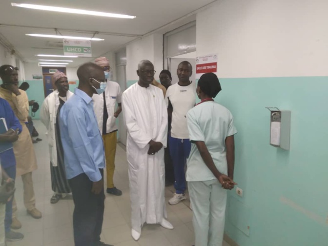 Saint-Louis : Dr Mame Diop maire de Richard-Toll au chevet des accidentés du stade municipal. Saint-Louis : Dr Mame Diop maire de Richard-Toll au chevet des accidentés du stade municipal.