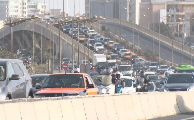 Embouteillages, anarchie, véhicules mal stationnés : Keur Massar étouffe et demande de l’aide aux autorités