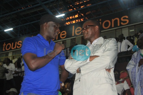 Serigne Mbacké Ndiaye et Ousmane Tanor Dieng en pleine discussion au stade Senghor