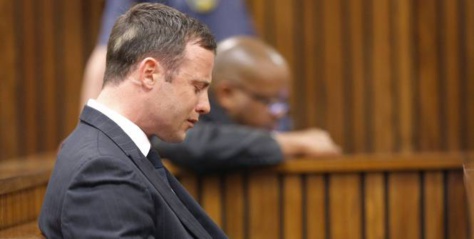 Oscar Pistorius, au bord des larmes, écoute le verdict lu par la juge Masipa. (Reuters)