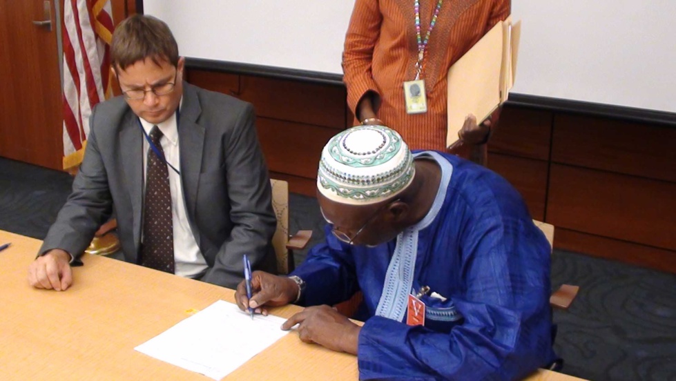 Photos+Videos: Signature de contrats de financement des projets Self Help