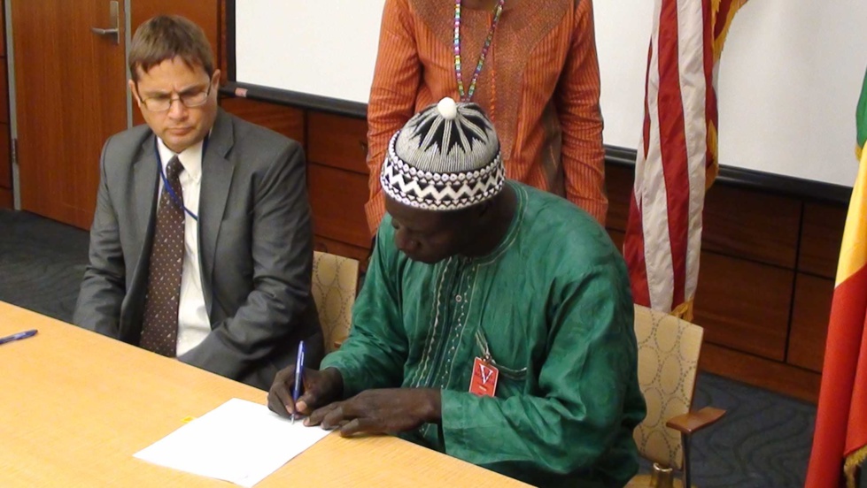 Photos+Videos: Signature de contrats de financement des projets Self Help