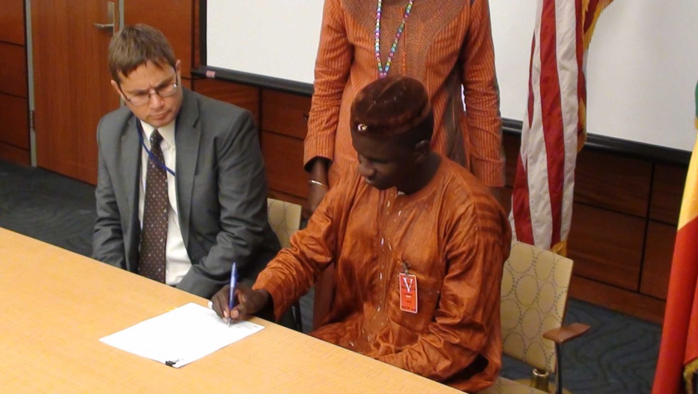 Photos+Videos: Signature de contrats de financement des projets Self Help