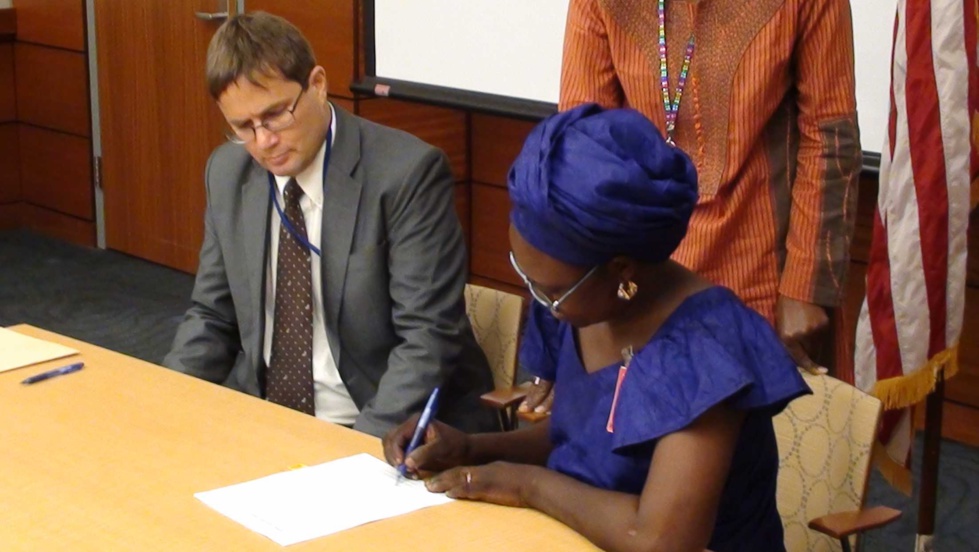 Photos+Videos: Signature de contrats de financement des projets Self Help