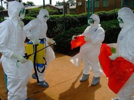 Ebola poursuit sa progression meurtrière: 2400 morts sur 4784 cas