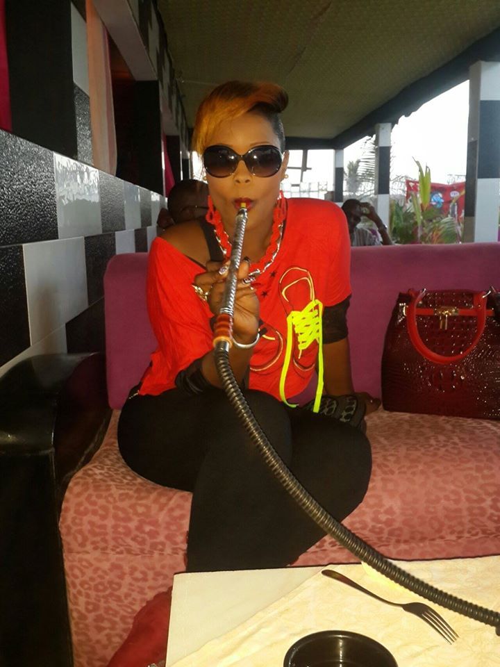 Photos: GuiGui fume la chicha…
