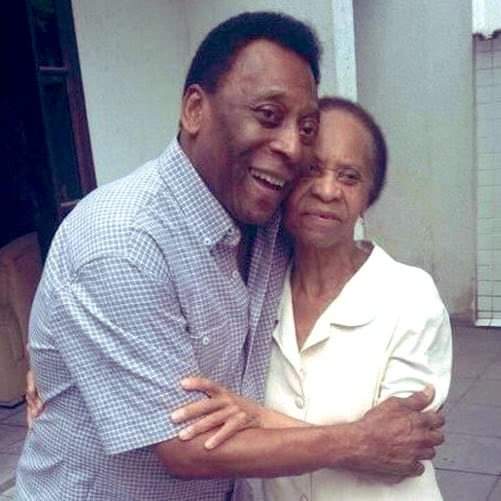 En image : Le Roi Pelé avec sa mère Céleste,100 ans en novembre dernier et qui vit toujours 