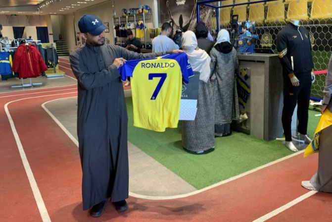 En Arabie saoudite, la "Ronaldomania" a débuté, les maillots d'Al-Nassr s'arrachent comme des...