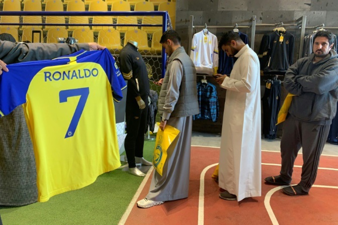En Arabie saoudite, la "Ronaldomania" a débuté, les maillots d'Al-Nassr s'arrachent comme des...