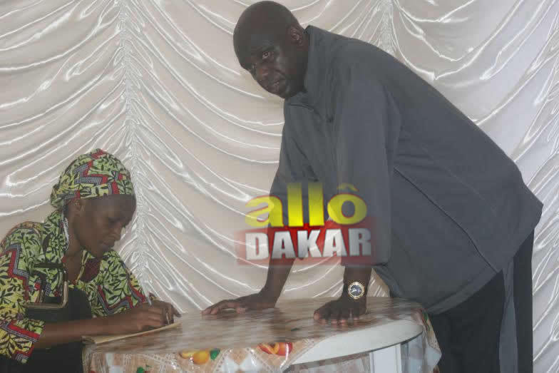 Adama Faye  tient à son chapelet, Mansour Faye à la proximité