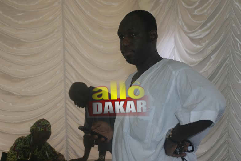 Adama Faye  tient à son chapelet, Mansour Faye à la proximité