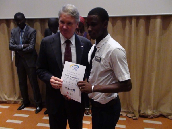 Photos+Vidéos: Cérémonie de remise de certificats aux stagiaires du programme "YCI" 