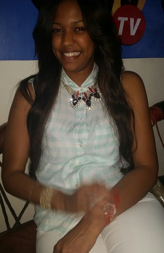 (2) Photos sans maquillage de Ya Awa. Regardez