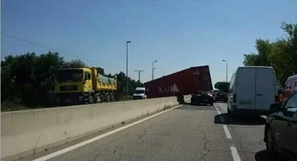 Diourbel : Un container tombe sur un taxi et tue une dame