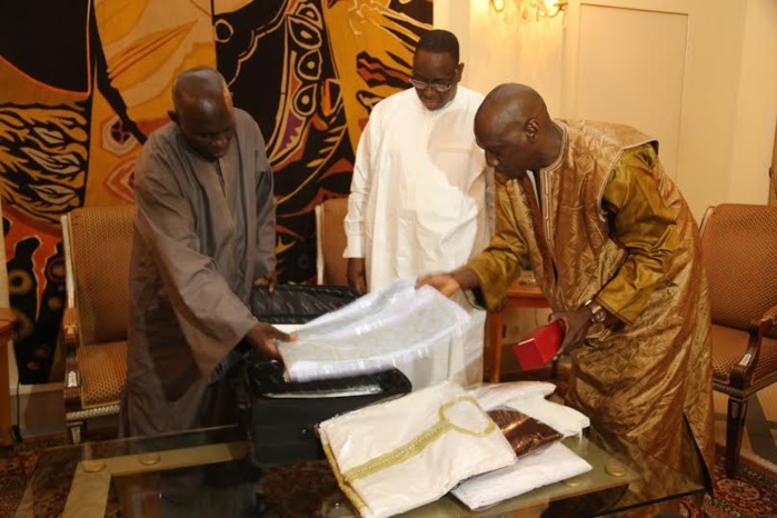 Le bras droit Serigne Cheikh N'diaye, remettant au chef de l'Etat les cadeaux offerts par le khalife général des mourides