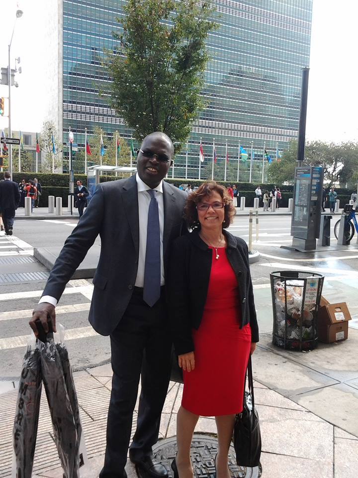 Khalifa Sall pose avec la mairesse de Victoria (Seychelles) Jacqueline Moustache-Belle, devant le siège des Nations-Unies à New-York