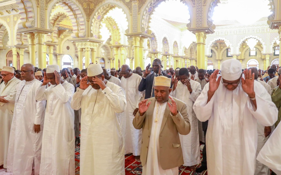 En visite au Sénégal : Azali Assoumani, le président comorien et le Chef de l’Etat Macky Sall, ont prié à la Grande mosquée Massalikoul Djinane