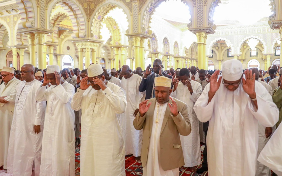 En visite au Sénégal : Azali Assoumani, le Président Comorien et le Chef de l’état Macky Sall ont prié à la Grande Mosquée Massalikoul Djinane