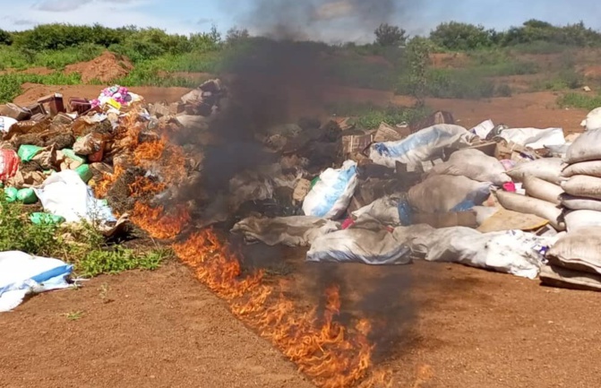 Santé et Hygiène publique à Kaolack : 5 tonnes de produits impropres à la consommation incinérées