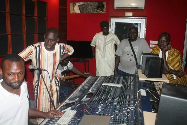 Pape Diouf en pleine séance d’écoute au studio