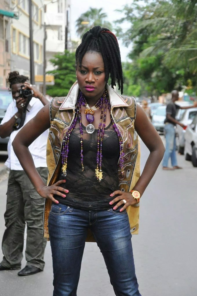 L'animatrice Niatam Bâ dans une tenue de Mike Sylla