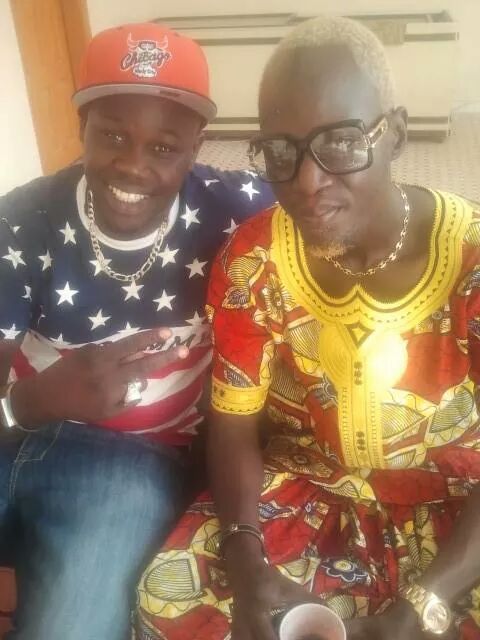 Babacar Seck et son ami Baka Niang en studio