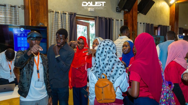 Salon des innovations technologiques : DAUST célèbre ses jeunes étudiants Salon des innovations technologiques : DAUST célèbre ses jeunes étudiants