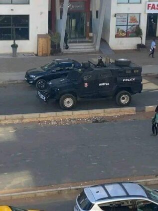 Photos/ Procès Sonko-Mame Mbaye Niang : Cité Keur Gorgui barricadée Photos/ Procès Sonko-Mame Mbaye Niang : Cité Keur Gorgui barricadée