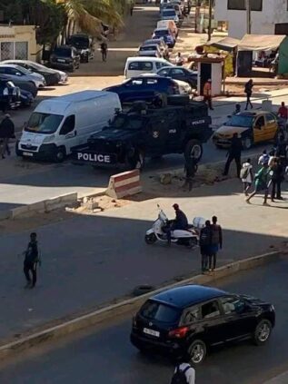 Photos/ Procès Sonko-Mame Mbaye Niang : Cité Keur Gorgui barricadée Photos/ Procès Sonko-Mame Mbaye Niang : Cité Keur Gorgui barricadée