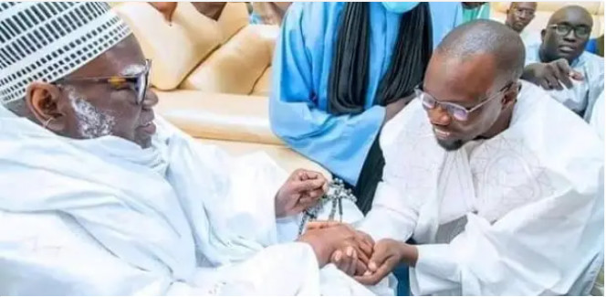 Audience entre Serigne Mountakha et Ousmane Sonko: Le Khalife a instruit l’opposant, de rentrer sans faire de bruit Audience entre Serigne Mountakha et Ousmane Sonko: Le Khalife a instruit l’opposant, de rentrer sans faire de bruit