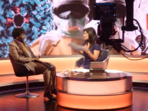 Mimi Touré dans les locaux de BBC pour une interview radiotélévisée.