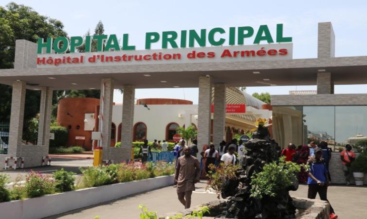 Coup de gueule ! Urgences de l’hôpital Principal de Dakar : Malgré un flux de patients, un préposé à la caisse délaisse son poste pour un petit-déjeuner
