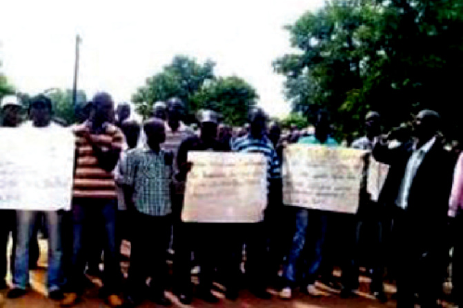 Sédhiou - sit-in des trois villages du Boudi-Est : les frustrés exigent l’électrification Badiary, Tambana N’ding et Tambanaba Sédhiou - sit-in des trois villages du Boudi-Est : les frustrés exigent l’électrification Badiary, Tambana N’ding et Tambanaba