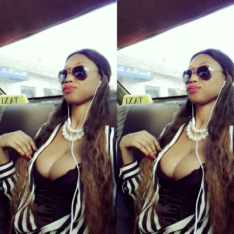 La jet-setteuse Khadyja Choupy met en évidence sa poitrine