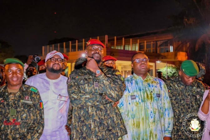 Aéroport International Ahmed Sékou Tourén le Colonel Doumbouya accueille ses compatriotes guinéens venant de la Tunisie Aéroport International Ahmed Sékou Tourén le Colonel Doumbouya accueille ses compatriotes guinéens venant de la Tunisie