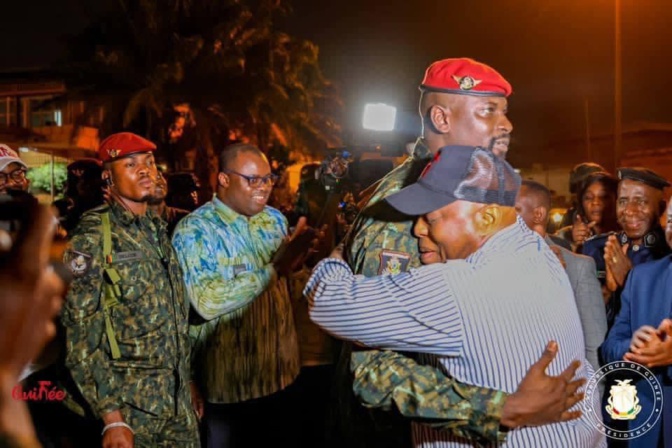 Aéroport International Ahmed Sékou Tourén le Colonel Doumbouya accueille ses compatriotes guinéens venant de la Tunisie Aéroport International Ahmed Sékou Tourén le Colonel Doumbouya accueille ses compatriotes guinéens venant de la Tunisie