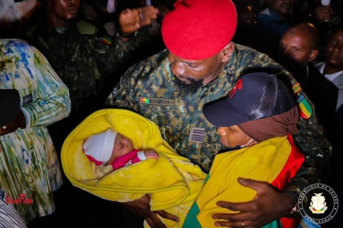Aéroport International Ahmed Sékou Tourén le Colonel Doumbouya accueille ses compatriotes guinéens venant de la Tunisie Aéroport International Ahmed Sékou Tourén le Colonel Doumbouya accueille ses compatriotes guinéens venant de la Tunisie