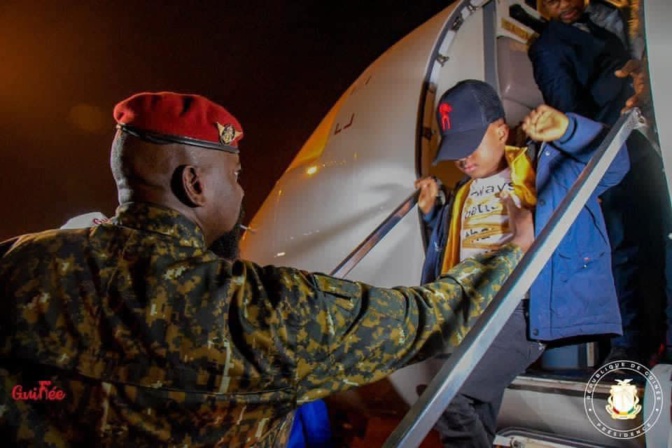 Aéroport International Ahmed Sékou Tourén le Colonel Doumbouya accueille ses compatriotes guinéens venant de la Tunisie